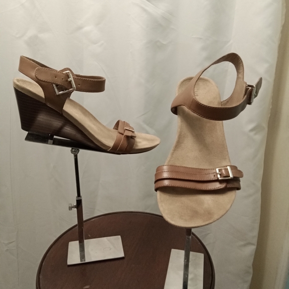 Vionic  Sandals - Picture 3 of 9